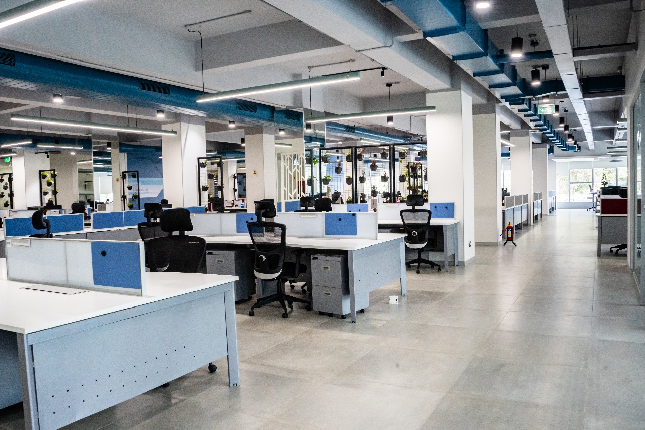 Blue Beam office project photography showing an open-plan workstation floor